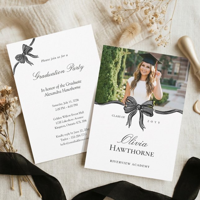 Elegant Snygg Svart Båge Band Foto Examen Inbjudningar (Elegant Stylish Black Bow Ribbon Photo Graduation Invitation)