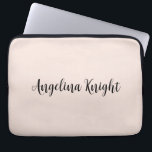 Elegant Snyggt Chic Handskriftsskript med oformate Laptop Fodral<br><div class="desc">Tittar du för en vacker kalligrafi med en estetisk handstil? Den här enkla,  öga-fångstdesignen är till för dig. Den här produkten imponerar omedelbart på dem som ser den. Bran och den smakfulla utformningen återspeglar omedelbart kvaliteten på ditt förhållande och din familj.</div>