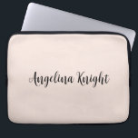 Elegant Snyggt Chic Handskriftsskript med oformate Laptop Fodral<br><div class="desc">Tittar du för en vacker kalligrafi med en estetisk handstil? Den här enkla,  öga-fångstdesignen är till för dig. Den här produkten imponerar omedelbart på dem som ser den. Bran och den smakfulla utformningen återspeglar omedelbart kvaliteten på ditt förhållande och din familj.</div>