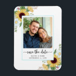 Elegant Solros Blommigt Bröllop spara datum Magnet<br><div class="desc">Har en vacker solros och blommigt med ditt foto och din personlig med namn och bröllop. Gör en underbar gåva,  tjänst eller en trevlig påminnelse om din kommande speciella dag. Design ©Rosalind Moore,  Cherry Lane Designs.</div>