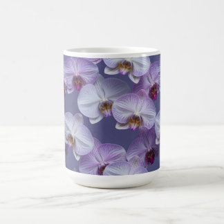 Elegant sömlös mönster av lila ådrade orkidéer  kaffemugg