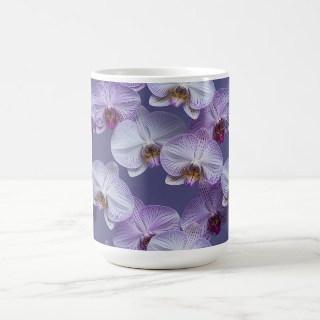 Elegant sömlös mönster av lila ådrade orkidéer  kaffemugg (Center)