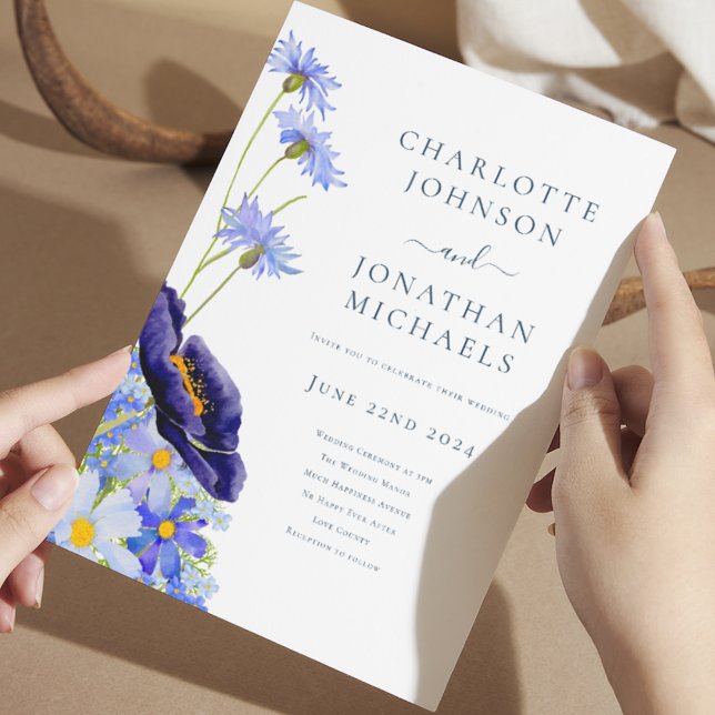 Elegant, sommarblått Blommigt Inbjudningar (watercolor wildflowers blue summer floral wedding invitation with elegant typography script)