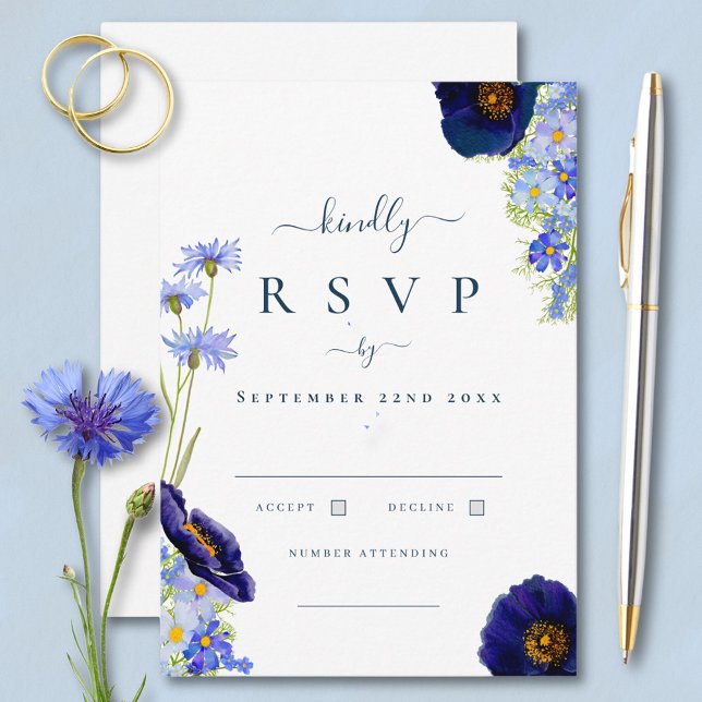 Elegant sommarblomma Blå bröllopssvar OSA Kort (Elegant blue summer floral  watercolor wildflower wedding response rsvp card with modern typography )