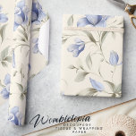 Elegant Söt Blue Blommigt på Cream Background Presentpapper<br><div class="desc">Lägg till en något sofistikerad nyhet i dina presenter med vår Elegant Blue Blommigt på Cream Background-höljet papper. Den här vackra designen har en fin blåa blommor som är perfekt placerad på en mjuk krämbaksida och skapar ett tidslöst utseende och elegant. De milda nyheterna och de invecklade blommönstren ger en...</div>