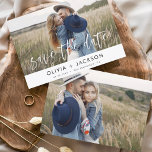 Elegant Spara datum 2 fotovit som skrivs ut Spara Datumet<br><div class="desc">Modern och Elegant Photo Save the Date Bröllop Card. Datuminbjudan innehåller vit typografi och chic och enkel design på en vit bakgrund som du kan lägga till ditt anpassade förlovning-fotografi bild till.</div>