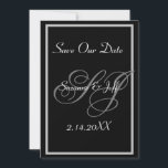 Elegant Spara datum Monogram Bröllop Inbjudningar<br><div class="desc">En Elegant Monogram Namn Initialer Spara vår inbjudan till vårt meddelande om datum. Black and White. Anpassa med bridens namn/initialer och bröllop. Du kan anpassa teckensnittet/färg med EDIT-knappen så att färgen stämmer exakt. Kommer med tomma vita kuvert. För matchande tillbehör,  se hela vår samling i vår butik. Skriptskrift/initialer.</div>