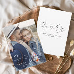 Elegant Spara datumfoto Modern Script Spara Datumet<br><div class="desc">Modern och Elegant Handskriven Porträtt-Lodrät-foto Spara datumkortet Bröllop. Datuminbjudan innehåller en typografi för chic och snyggt med en enkel och minimalistisk utformning på en vit bakgrund som du kan lägga till ditt anpassade förlovning-fotografi bild till.</div>
