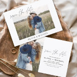 Elegant Spara datumskriptfotominimalistisk Spara Datumet<br><div class="desc">Bröllop spara datum-kort som har ett foto på framsidan och baksidan. Spara datumkorten innehåller en modern handskriven kursiv skripttypografi som är elegant,  enkel och modern till använda efter att du har minimalistisk enkel bröllopsdag firande.</div>