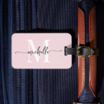 Elegant Stilfull Rosa Rosa Monogram Initial Skrift Bagagebricka<br><div class="desc">Tjejaktig Stilren Modern Elegant Rosafärgad Monogram Initial Namnskrift Personlig Personlig Resväskemärke. Denna design har ett förnamn i en snygg handskriven svansfont med kalligrafi (eller typografi) med monograminitial, adressinformation i vitt och svart på rosafärgad bakgrund. Dessa är lätta att anpassa. Stilrent feminint present för bröllop, 16-årsdag, bröllopsfest, examen och för alla...</div>