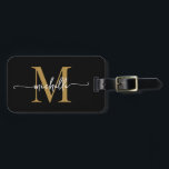 Elegant Stilfull Svart Guld Monogram Initialskrift Bagagebricka<br><div class="desc">Flickaktig Stilfull Modern Elegant Svart och Guld Monogram Initial Bokstav Namn Script Anpassad Personlig Resväskemärke. Denna design har ett förnamn i en snygg handskriven svansfont kalligrafi (eller typografi) med monogram initial, adressinformation i guld och vitt på svart. Dessa är lätta att anpassa. Stilfullt feminint present för bröllop, bröllopsdusch, 16-årsdag, examen...</div>