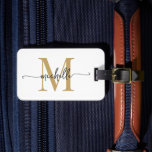 Elegant Stilfull Vit Guld Monogram Initial Skrift Bagagebricka<br><div class="desc">Tjejaktig Stilren Modern Elegant Vit och Guld Monogram Initial Namn Skript Anpassad Personlig Personlig Resväskemärke. Denna design har ett förnamn i en snygg handskriven svansfont med kalligrafi (eller typografi) med monogram initial, adressinformation i guld och svart på vit bakgrund. Dessa är lätta att anpassa. Stilrent feminint present för bröllop, 16-års...</div>