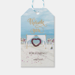 Elegant strandbröllop blomsterutsmyckad lövgång    presentetikett
