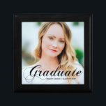 Elegant Student Photo Personlig Studenten Minnesask<br><div class="desc">Student skrivet i elegant,  svartfärgat,  över ditt överordnade foto från porträtt gör en vacker,  minimalistisk presentlåda från studenten. Anpassa med ditt namn och 2025 års klass i high school eller universiteten under den kursiva typografin.</div>