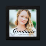 Elegant Student Photo Personlig Studenten Minnesask<br><div class="desc">Student skrivet i elegant,  svartfärgat,  över ditt överordnade foto från porträtt gör en vacker,  minimalistisk presentlåda från studenten. Anpassa med ditt namn och 2025 års klass i high school eller universiteten under den kursiva typografin.</div>