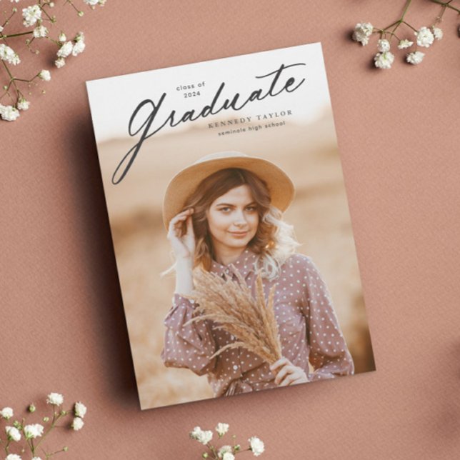 Elegant Student-skript Foto Studenten Inbjudningar (Simple graduate script photo graduation invitation.)