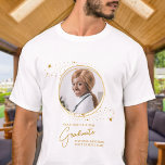Elegant Studenten Anpassningsbar Chic Student Guld T Shirt<br><div class="desc">Grattisar på ditt barns studenten! Som stolt mamma förtjänar du att visa upp kärlek och stöd med en personlig t-shirt. Den här chicen i elegant har en guld-stjärna med bild ram som visar din favoritbild av student. Vare sig det är från high school, College eller universiteten, är den här skjortan...</div>
