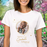 Elegant Studenten Anpassningsbar Student Chic  Gul T Shirt<br><div class="desc">Grattisar på ditt barns studenten! Som stolt mamma förtjänar du att visa upp kärlek och stöd med en personlig t-shirt. Den här chicen i elegant har en guld-stjärna med bild ram som visar din favoritbild av student. Vare sig det är från high school, College eller universiteten, är den här skjortan...</div>