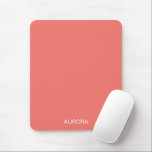 Elegant Sunset Coral Personlig Namn - Musmatta<br><div class="desc">Uppgradera arbetsytan med den här eleganta och snyggt-muspekaren med en lugnande sluten korallbakgrund och ditt eget namn i ren, modern typografi. Perfekt för både hemmet och användan på kontoret. Den här personligens talesman ger ditt skrivbord en smula elegans och individualitet. En tänksam och funktionell gåva till studenter, professioneller eller någon...</div>