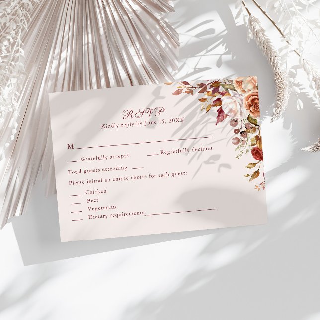 Elegant svarskort för bröllop med taupeblommor OSA kort (Taupe Floral Wedding RSVP Card Elegant Response on a sunny table with neutral dry botanicals)