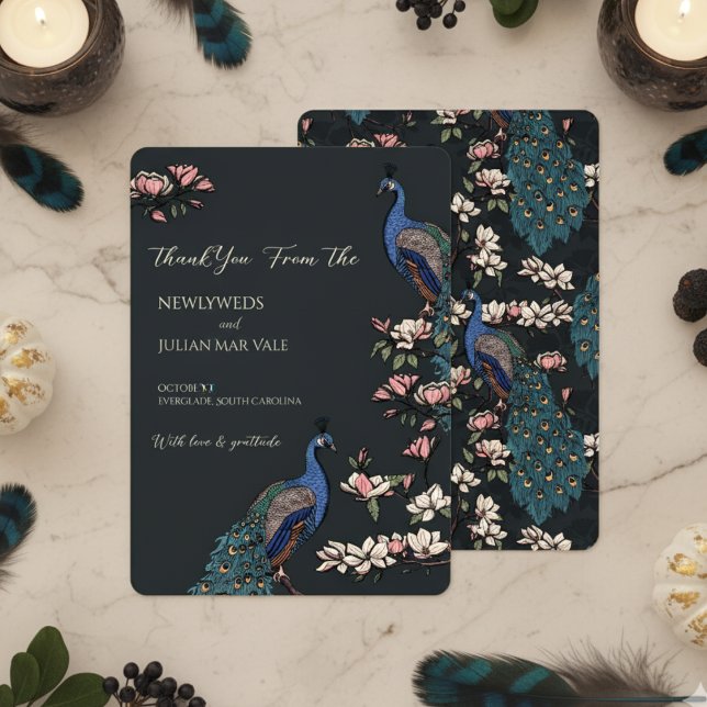 Elegant svart blomsterpåfågelbröllop spara datumet (Black Peacock Save the Dates for Modern Bird Wedding. Vintage Floral Peacock Chinoiserie Engagement )