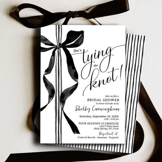 Elegant svart bow hon knyter knuten bröllopsdusch inbjudningar (Chic classy modern watercolor black bow and white striped ribbon She's Tying the Knot Bridal Shower)