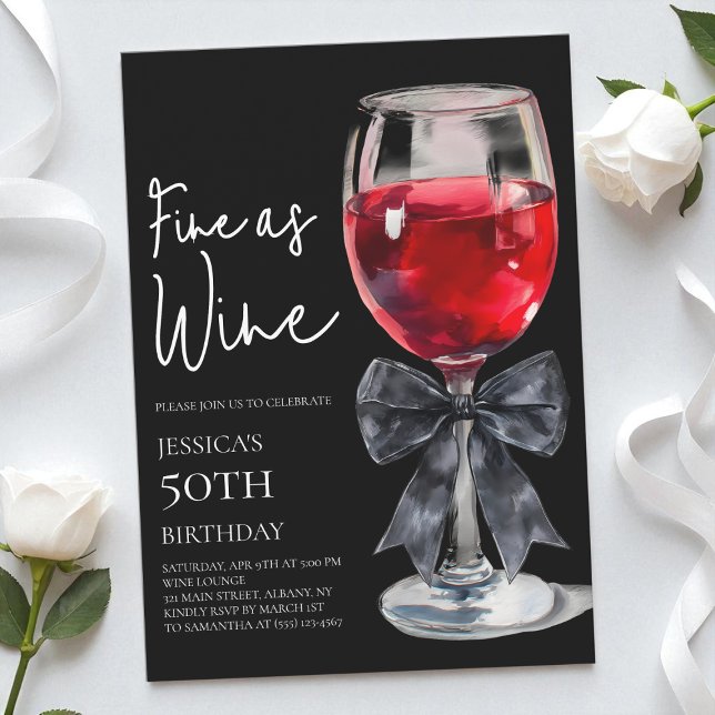 Elegant svart bow så fint som vin 50-årsfest inbjudningar (Chic Black Bow Fine as Wine 50th Birthday Party Invitation)