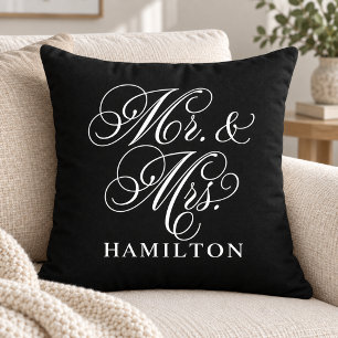 Elegant Svart Bröllop Mr and Mrs Script Kudde
