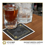 Elegant svart grå paisley fest cocktail pappersservett<br><div class="desc">Förhöj din fest med dessa utsökta cocktailservetter som har ett tidlöst svart och grått paisleymönster med ett elegant guldemblem. Lägg till en touch av klass till en svensexa, företagsfest, spelkväll eller pokerkväll. Dessa servetter i manlig stil kan anpassas så att du kan ändra texten eller lägga till ditt namn för...</div>