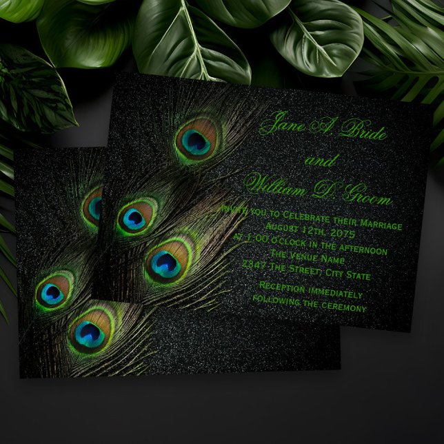 Elegant svart grön guld påfågel bröllop inbjudningar (Elegant peacock wedding invitations with colorful peacock feathers on a dark background.)