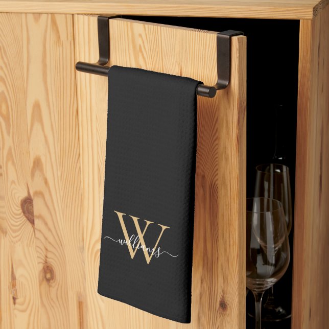 Elegant svart guld anpassad monogram skriptnamn kökshandduk (Thirds Fold)