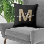 Elegant svart guld initial namn monogram kudde<br><div class="desc">Personlig svart och guld initial bokstavsmonogram kastkudde. Denna eleganta monogramkudde förenar modern minimalistisk stil med en sofistikerad kant, vilket gör den till en mångsidig accent för alla rum. Den har en djärv, platt guldinitial i en varm brun nyans (inget folie eller glans) på en slank svart bakgrund, kompletterad med ett...</div>