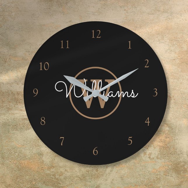 Elegant svart guld monogram skrivstil namn stor klocka (Elegant Black Gold Monogram Script Name Large Clock)