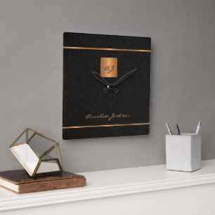 Elegant svart guld monogramskript namn moderna fyrkantig klocka