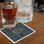 Elegant svart guld rutig monogram initial pappersservett<br><div class="desc">Förhöj din evenemangsinredning med dessa anpassningsbara cocktailservetter som har ett tidlöst svart och grått rutigt mönster med en elegant guldemblem. Lägg till en initial, namn eller annan text för att skapa ett unikt tillbehör som är perfekt för pokerkvällar, företagsfester, bröllop eller svensexor. Dina tillställningar kommer att ge ett varaktigt intryck...</div>