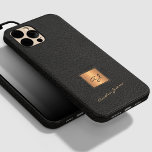Elegant svart läder guld monogrammat skript namn<br><div class="desc">Trendig lyxfärgad exklusiv tittar iphone case med monogrammet och med en faux guld kvadrat över en snyggt svart läder tittar (tryckt,  INTE REAL LEATHER STRUKTUR) bakgrund.              Anpassa det med ditt vita skript namnteckning namn och monogram namn initialer.</div>