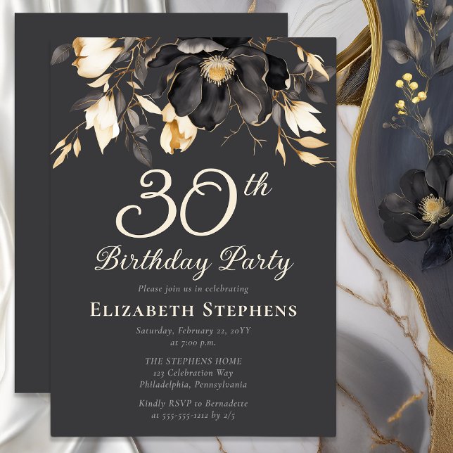 Elegant svart magnolia blomster 30-års födelsedags inbjudningar (Elegant magnolia 30th birthday invitation with soft buttercream typography on charcoal background)