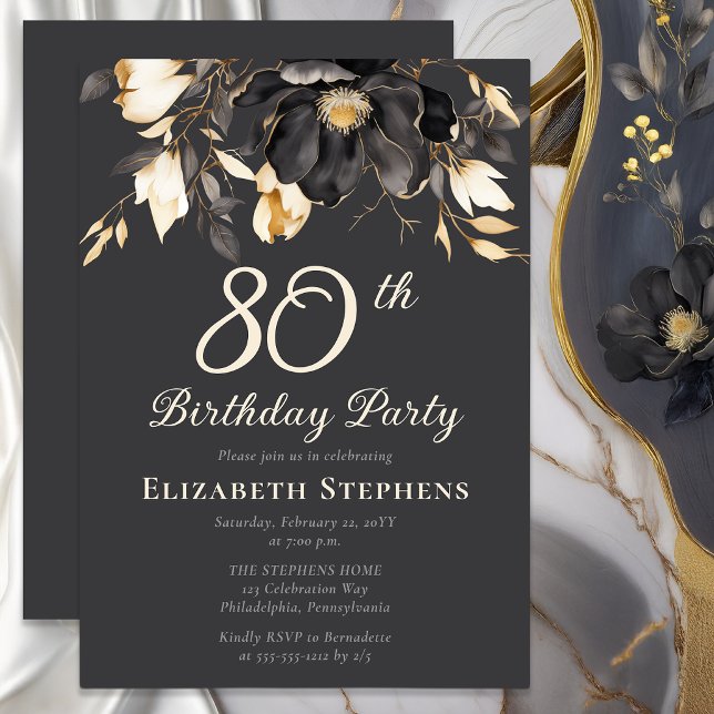 Elegant svart magnolia blomster- 80-års födelsedag inbjudningar (Elegant magnolia 80th birthday invitation with soft buttercream typography on charcoal background)