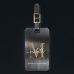 Elegant svart metall guldmonogram initialt skrivsä bagagebricka<br><div class="desc">Snygg modern elegant svart metall och guld monogram initial namn skript anpassad personlig reseväskas tag. Denna design har ett förnamn i en snygg handskriven svans typsnitt kalligrafi (eller typografi) med monogram initial, fullständigt namn, adressinformation i guld på svart falsk metallfolie bakgrund. Dessa är lätta att anpassa. Stilig feminin present till...</div>