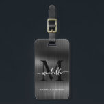 Elegant svart metallmonograminitialskrift bagagebricka<br><div class="desc">Flickaktig Stilfull Modern Elegant Monogram Initial Namnskrift Svart Metall Anpassningspersonlig Resväskemärke. Denna design har ett förnamn i en snygg handskriven svansfont med kalligrafi (eller typografi) med monograminitial, fullständigt namn, adressinformation på svart falsk metallfolie bakgrund. Dessa är lätta att anpassa. Stilfullt feminint present för bröllop, 16-årsdag, brudvisning, examen och för alla...</div>