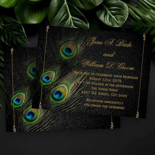 Elegant svart och guld Påfågel Bröllop Inbjudningar (Elegant peacock feather wedding invitation with beautiful peacock feathers on a dark background.)
