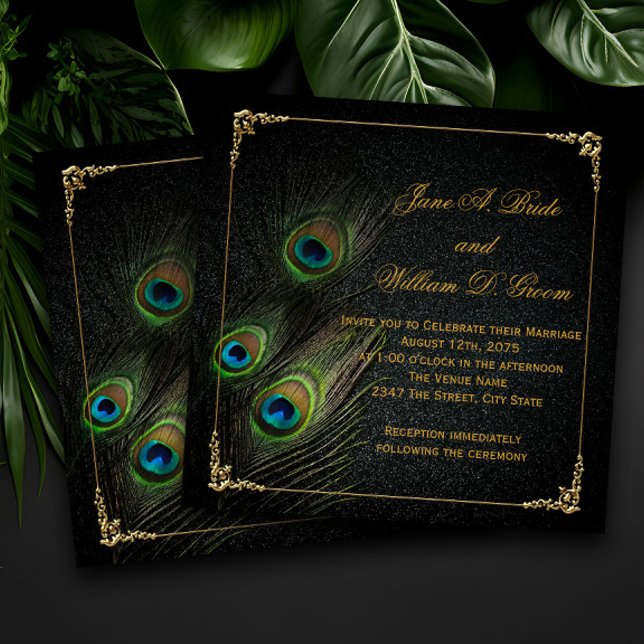 Elegant svart och guld Påfågel Bröllop Inbjudningar (Elegant peacock feather wedding invitation with vibrant colors on a black and gold background.)