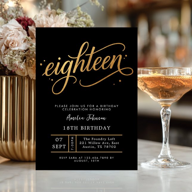 Elegant svart och guld skrift arton 18-årsdag inbjudningar (Celebrate eighteen in style with this elegant black and gold birthday invitation.)