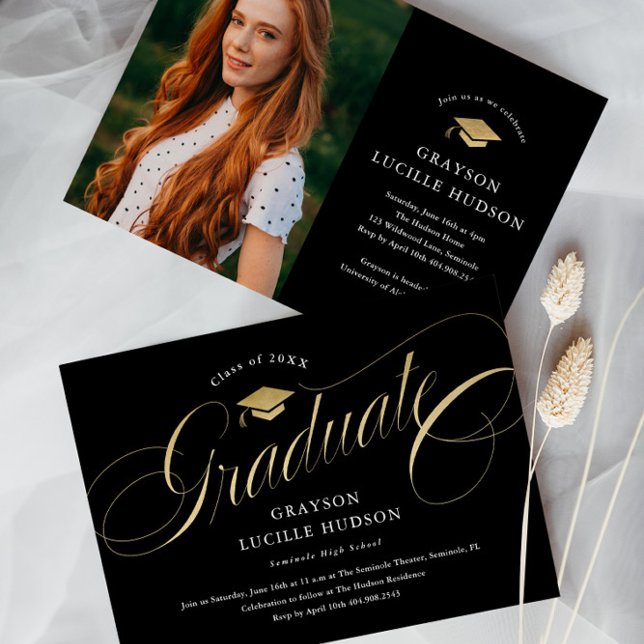 Elegant, svart och Guld-skript, foto Studenten Inbjudningar (Elegant black and gold script graduate photo graduation announcement invitation cards.)