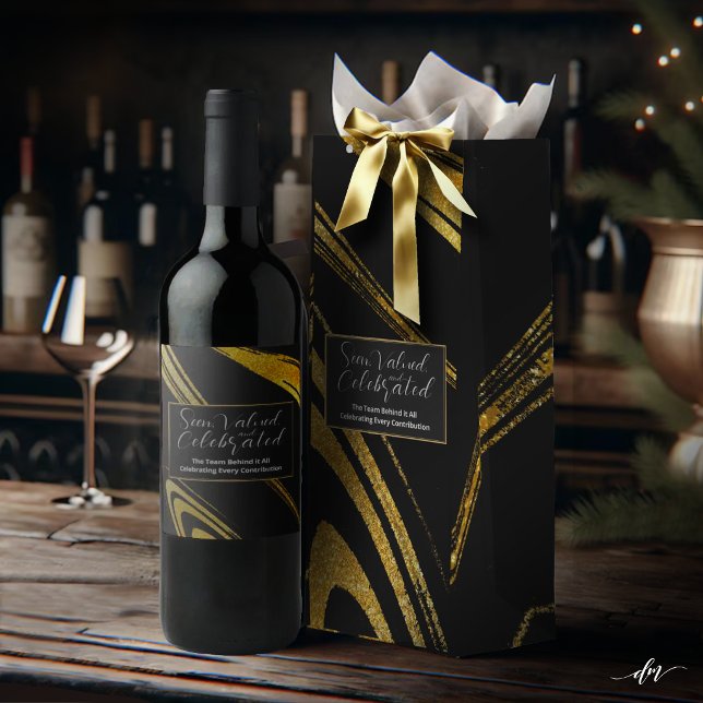 Elegant svart och guld vinflaska etikett (Elegant black and gold marble wine label with coordinating gift bag.)