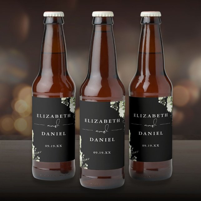 Elegant svart och vit blomstergrön bröllopsfest ölflaska etikett (Elegant Black And White Floral Greenery Wedding Beer Bottle Label)