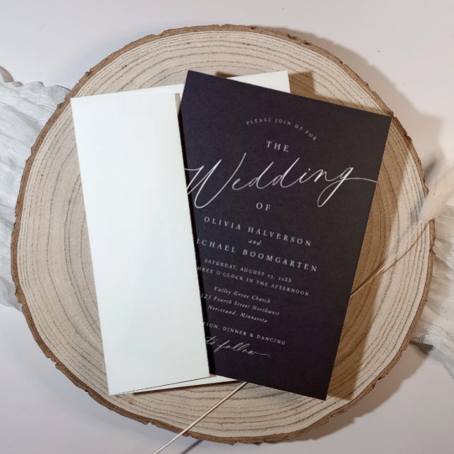 Elegant svart och vit modern kalligrafi bröllop inbjudningar (Elegant black with white text wedding invitation featuring classic modern calligraphy.)