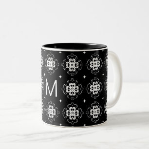 Elegant svart och vit mönster monogram med utsmyck Två-Tonad mugg
