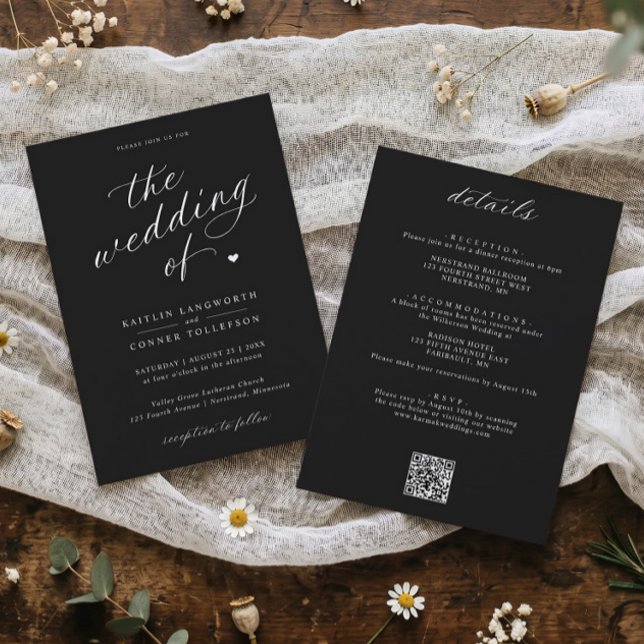 Elegant svart och vit script allt-i-ett bröllop inbjudningar (Black and white modern calligraphy all-in-one wedding invitation with elegant script and heart.)