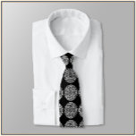 Elegant, svart och vit sida slips<br><div class="desc">Elegantens svarta och vita cirkelruta mönster.</div>